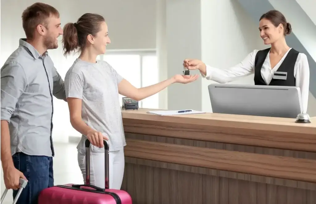 Conversación a la recepción del hotel