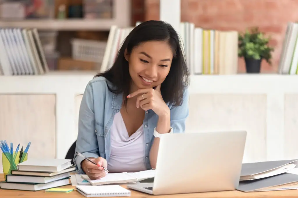 Chica estudiando curso de Español