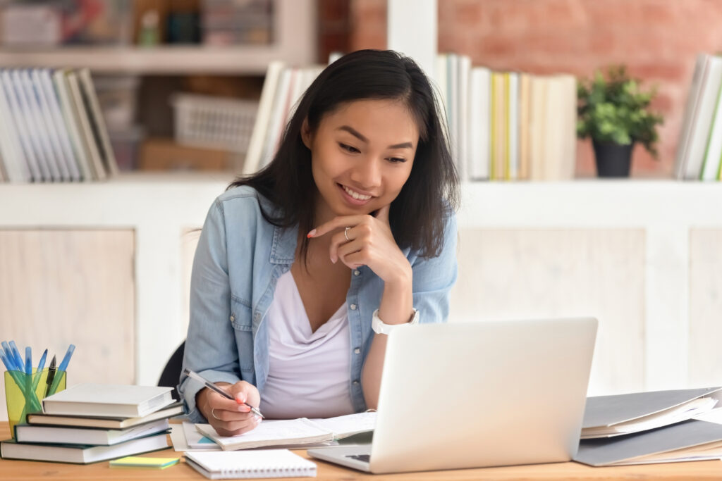 Chica extranjera estudiando español en e. -learnspanish.com